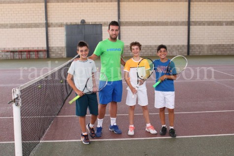 El profesor Javier Rubio y varios alumnos de la escuela de tenis y pádel.