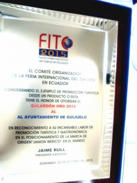 Foto detalle de la placa entregada al Ayuntaiento de Guijuelo. Foto J.M