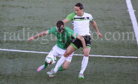 Nacho Rodríguez disputa un balón junto a César Caneda