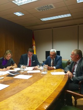 Firma para impulsar la mejora del acceso al servicio de Internet en Castilla y León. Foto Junta CyL.