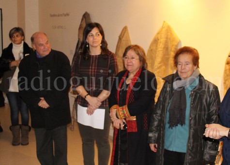 La artista Elisa Merino y la concejal de Cultura Maria Jesús Moro en la exposición.