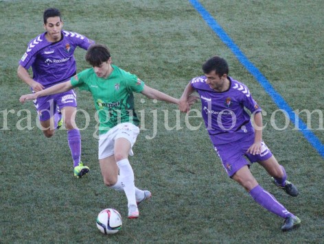 Luque intenta controlar el balón ante la presencia de dos jugadores del Real Valladolid B.