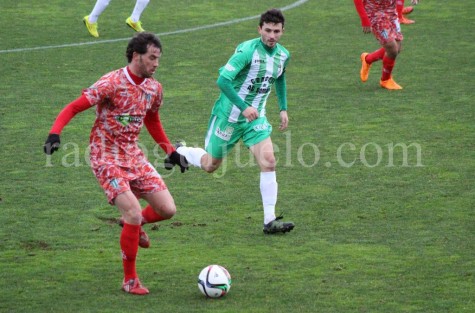 Rubén Palazuelos conduce el balón ante la presencia de un jugador del Somozas.