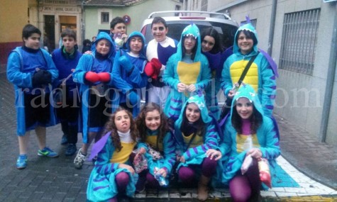 Un grupo de niños disfrutando del lunes de Carnaval