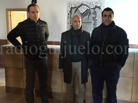 El concejal de Servicios General, Samuel Fernández junto a dos técnicos municipales en el futuro albergue.