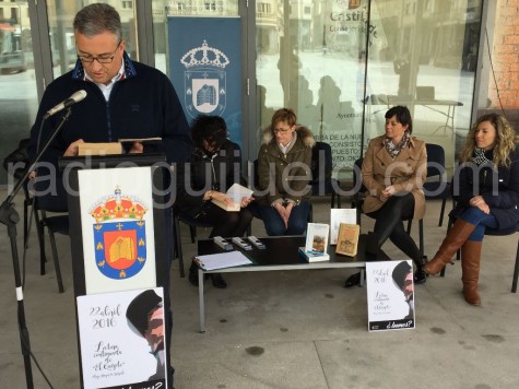 El alcalde Julián Ramos en la lectura de El Quijote.