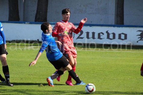 Aitor Aspas disputa un balón ante un jugador de la Peña Sport