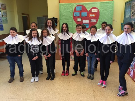 Alumnos de Sexto de Primaría del Miguel de Cervantes en el Día de homenaje a Miguel de Cervantes.