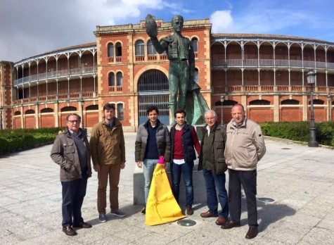 Miembros de la Asociación Taurina de Guijuelo junto a Junan del Álamo. Foto Juan Álamo