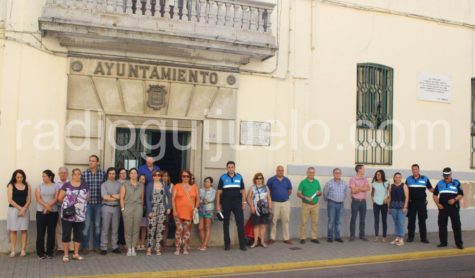 Minuto de silencio a las puertas del Ayuntamiento de Guijuelo.