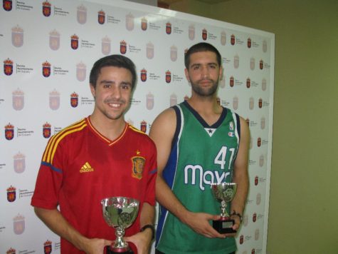 Daniel Hérraez y Ángel Fuentes recogiendo sus trofeos.