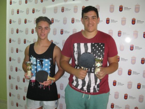 Emilio Sánchez y Héctor Baz con sus trofeos.