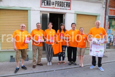 Miembros de la Peña La Pradera junto a la concejal de Cultura Mª Jesús Moro en la presentación de su revista.