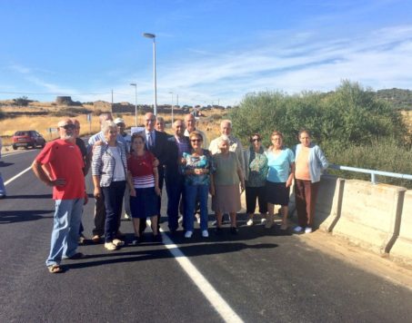 Vecinos de La Tala en la nueva carretera. Foto Diputación de Salamanca