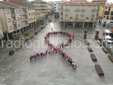 Lazo humano con motivo del día mundial contra el cáncer de mama.