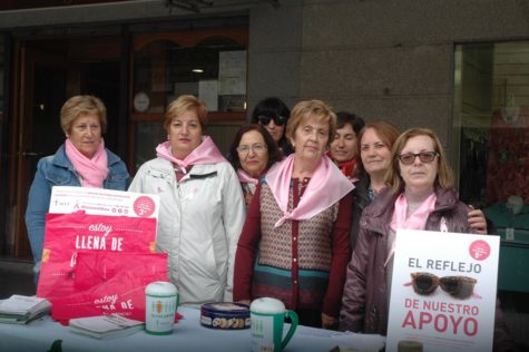 Mesa informativa en la plaza Mayor en el Día Mundial del cáncer de mama.
