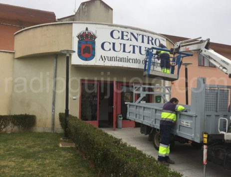 Operarios municipales retiran el cartel del Centro Cultural 