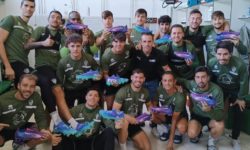 Los jugadores del C.D. Guijuelo reciben las botas de la AFE