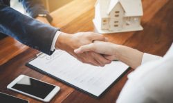 Se necesita comercial, monitor-socorrista y operario de mantenimiento