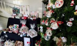 Exposición solidaria adornos de árbol de Navidad