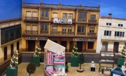 Detalles navideños y guijuelenses en el V concurso de decoración de escaparates