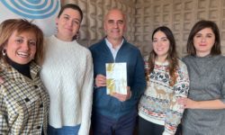 Una lectura en común del Club de la radio en el QTC