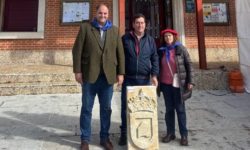 El alcalde recibe un escudo de cantería en Sorihuela